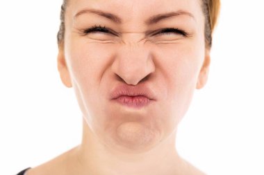 Kız gülüyor, dişleri beyaz arka planda..