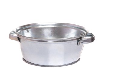 Beyaz izole arkaplanda boş metal galvanize düz leğen.