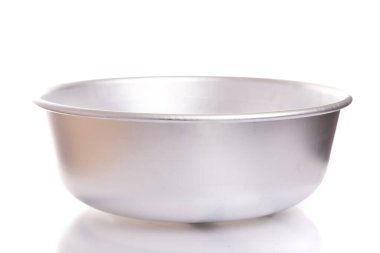 Beyaz izole arkaplanda boş alüminyum havza.