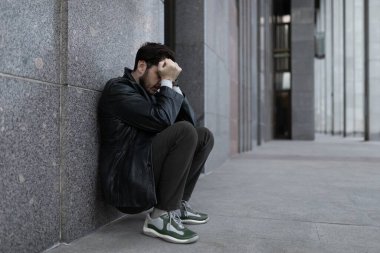 Psikolojik yardıma ihtiyacı olan bir adamın portresi.