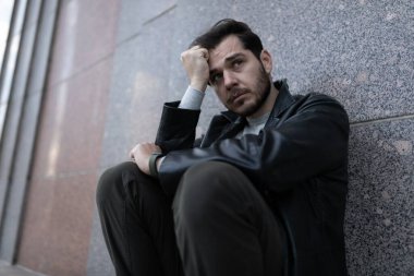 Depresyon belirtileri gösteren bir adamın portresi..