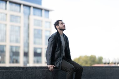 Depresyon belirtileri gösteren bir adamın portresi..