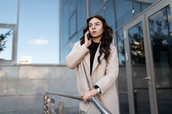 Stilig Forretningskvinne Som Snakker Mobiltelefon Ved Inngangen Til Kontorsenteret – stockfoto