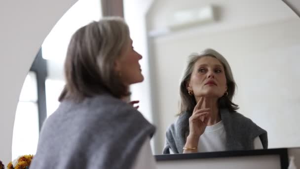 Mulher Elegante Idade Aposentadoria Com Uma Boa Cara Frente Espelho — Vídeo de Stock