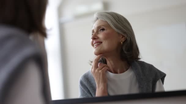 Mulher Anos Olha Para Mesma Espelho Com Sorriso — Vídeo de Stock