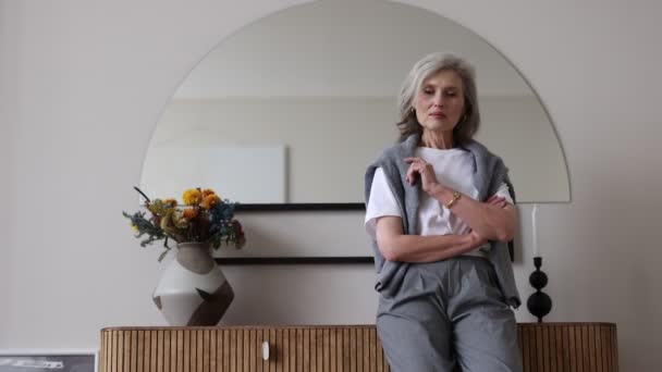肖像画一个身强力壮 沉思的女人 50岁 穿着雅致的衣服 住在家里 — 图库视频影像