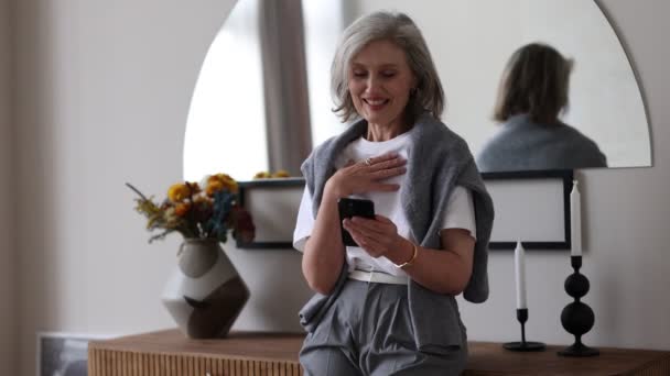 Стильная Пожилая Женщина Читает Сообщения Мобильном Телефоне — стоковое видео