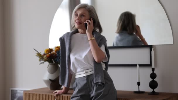 Стильная Зрелая Женщина Элегантной Одежде Разговаривает Мобильному Телефону Дома — стоковое видео