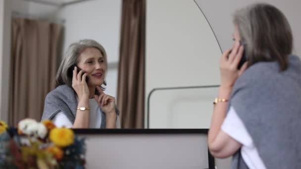 Pięćdziesiąt Lat Stary Stylowy Dojrzała Kobieta Mówi Przez Telefon Komórkowy — Wideo stockowe