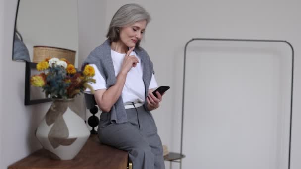 Βαριά Πενηντάρης Ώριμη Γυναίκα Ψώνια Απευθείας Σύνδεση Μέσω Κινητού Τηλεφώνου — Αρχείο Βίντεο