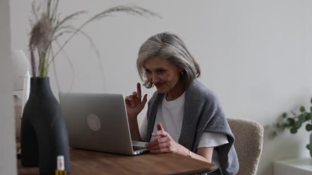 Eine Reife Fünfzigjährige Frau Stylischer Kleidung Hause Kommuniziert Laptop Videoverbindung — Stockvideo