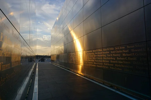 ニュージャージー州ジャージーシティ 日没の輝きは 自由州立公園に位置する9月11テロ攻撃の犠牲者への公式のニュージャージー記念碑である空の空の空を通して輝きます — ストック写真