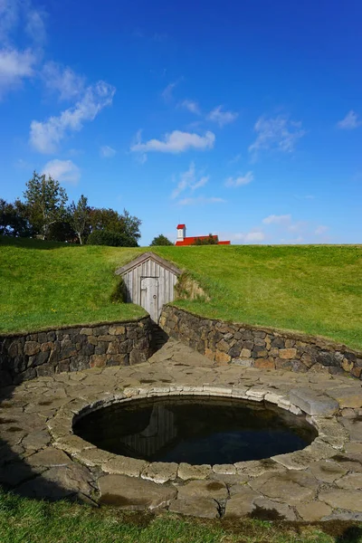 Reykholt, İzlanda: Snorralaug, Snorri Sturluson 'un sıcak açık havuzu ve 1817 yılında İzlanda' da listelenen ilk arkeolojik kalıntılardan biri..