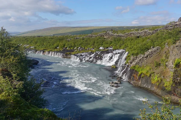 冰岛Borgarfjordur地区 Hraunfossar瀑布 是由从Hallmundarhraun流出的小河形成的 Hallmundarhraun是由Langjokull冰川下火山喷发形成的熔岩场 — 图库照片