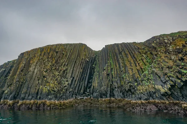 Stykkisholmur Island Columnar Basalt Klippformation Liten Vattnen Breidafjordur Skapad Vulkanutbrott — Stockfoto