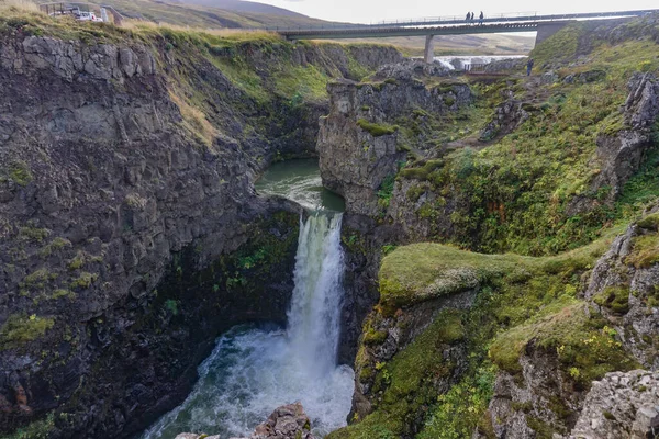 Bakkavegur Islândia Ponte Através Desfiladeiro Kolugljufur Perto Das Cachoeiras Kolufossar — Fotografia de Stock