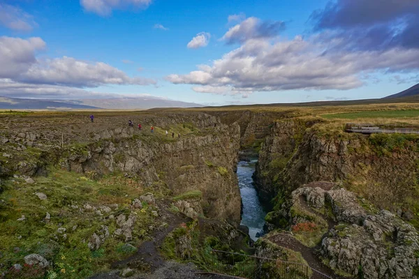 Bakkavegur Islandia Odwiedzający Kanion Kolugljufur Pobliżu Wodospadów Kolufossar Nad Rzeką — Zdjęcie stockowe