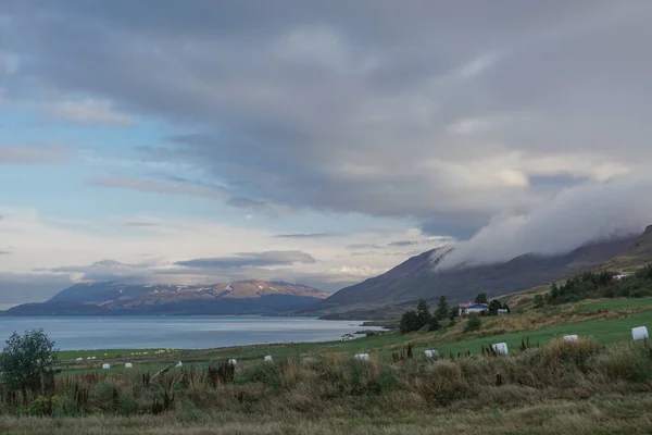 Svalbardsstrandarhreppur Izland Egy Farm Domboldalon Bálák Széna Mezőket Fjord Eyjafjordur — Stock Fotó