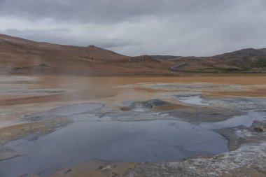 Myvatn Region, İzlanda: Namafjall (ayrıca Hver olarak da bilinir), kaynamış çamur kapları ve dumanı tüten fümerolleriyle yüksek sıcaklıkta bir jeotermal bölgedir..