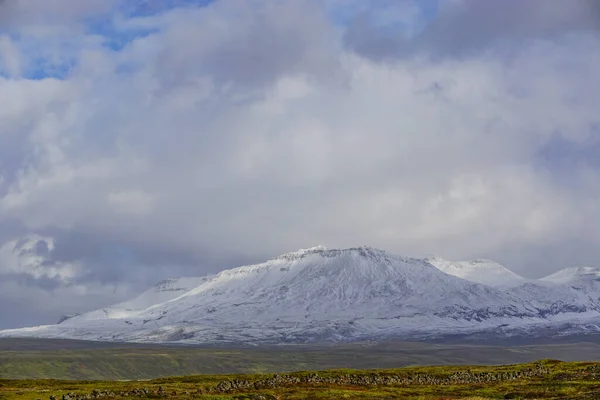 Thingvellir Nemzeti Park Izland Vulkanikus Kőzet Előtérben Hófödte Hegyek Távolban — Stock Fotó