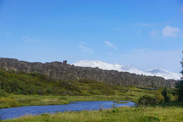 冰岛Thingvellir国家公园 阿尔卑斯山的发源地 和远处白雪覆盖的山脉 — 图库照片