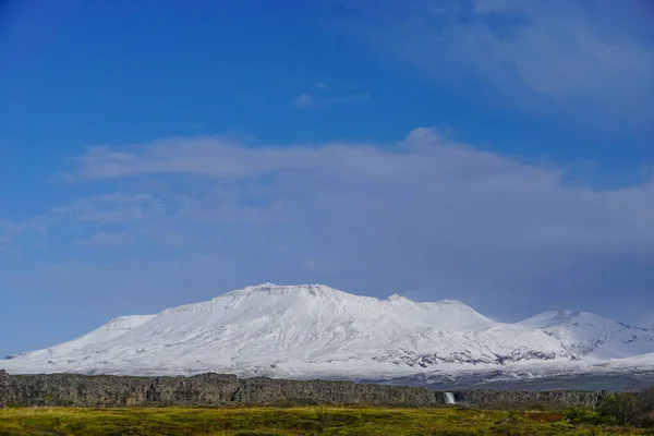 Thingvellir Nemzeti Park Izland Oxarfoss Vízesés Hófödte Hegyek Távolban — Stock Fotó