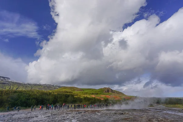 豪卡达尔 游客们等待着活跃的斯特劳库尔间歇泉喷发 它每隔几分钟就会喷出大量的水和蒸汽 — 图库照片