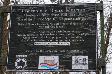 Staten Island, New York: Konferans Evi Müzesi önünde eski yıpranmış tabela.
