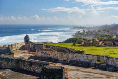 Eski San Juan, Porto Riko, ABD: San Cristobal Kalesi 'nin tepesinden bir nöbetçi kulübesi ve Atlantik Okyanusu manzarası, diğer adıyla Castillo San Cristobal.