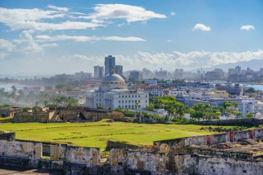 San Juan, Porto Riko, ABD: San Cristobal Kalesi 'nden El Capitolio de Porto Riko (Capitol Hill) manzarası. Atlantik Okyanusu 'ndan gelen sis..