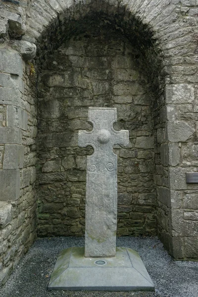 基尔弗诺拉 Clare Clare Ireland North Cross 位于中世纪基尔弗诺拉大教堂 Kilfenora Cathedral 的三个爱尔兰高十字架之一 — 图库照片