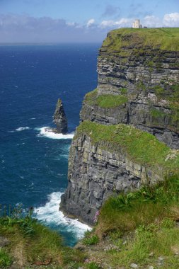 Lahinch, Co. Clare, İrlanda: Moher Kayalıklarının tepesindeki OBrien Kulesi, Burren bölgesinin güneybatı kıyısındaki deniz kayalıkları.
