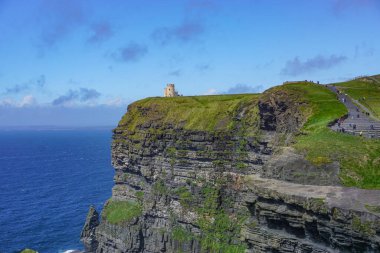 Lahinch, Co. Clare, İrlanda: Moher Kayalıklarının tepesindeki OBrien Kulesi, Burren bölgesinin güneybatı kıyısındaki deniz kayalıkları.
