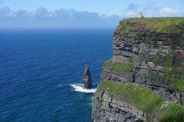 Lahinch, Co. Clare, İrlanda: Moher Kayalıklarının tepesindeki OBrien Kulesi, Burren bölgesinin güneybatı kıyısındaki deniz kayalıkları.