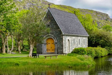 Gougane Barra, Co. Cork, İrlanda: 19. yüzyıl hatipliği, Shehy Dağları 'ndaki manzaralı bir vadi ve miras alanı olan Gougane Gölü' nde küçük bir ada üzerine inşa edildi..