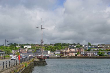 Kinsale, Co. Cork, Ireland: Replica mast from a Spanish galleon on the quayside overlooking Kinsale Harbour. Erected in 2001 on the 400th anniversary of the Battle of Kinsale (1601).