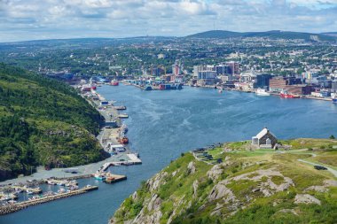 St. John, Newfoundland, Kanada: Queens Battery 'nin Sinyal Tepesi' nden St. Johns Limanı 'na olan dar yaklaşımı korumak için inşa edilen görüntü.