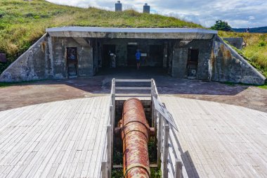 Cape Spear, Newfoundland, Kanada: 2. Dünya Savaşı sırasında burada konuşlanmış birlikler için yapılmış sığınaklara açılan yeraltı geçitleri.