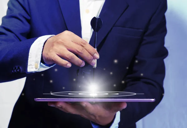 Genç bir işadamı gelecek yıl için planlarına yatırım yapmak amacıyla tablete işlenmiş okları kullanıyor..