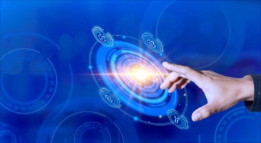 İş adamı, iş süreçleri ve çözümler, iş akışları, denetimler ve değerlendirmelerle ilgili operasyonları yöneten sanal bir yenilik simgesiyle parmak şıklatma ikonu. Araçlarda kalite denetimi