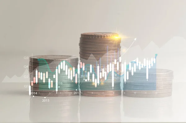 Grafik çizgileri ile beyaz arkaplandan izole edilmiş bozuk para yığını ekonomik yatırımlardaki değer artışından elde edilen kurumsal kazanç artışını rapor ediyor.