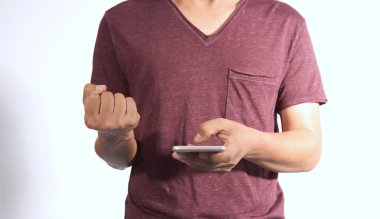 Akıllı telefon kullanan uzun boylu bir adam beyaz izole bir arka planda bir kopya alanı var..