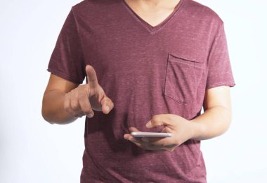 Akıllı telefon kullanan uzun boylu bir adam beyaz bir arka planda mutlu bir şekilde duruyor. 