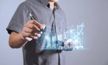 Yatırımcılar planlama ve strateji sembolü, borsa, iş geliştirme ve büyümeyi kaleme alıyorlar. İlerleme veya başarı fikri Bir işadamı büyümeyi planlar ve işine olumlu göstergeler ekler.