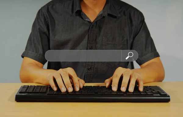 Człowiek Siedzący Przy Biurku Demonstrujący Przy Użyciu Technologii Optymalizacji Wyszukiwarki — Zdjęcie stockowe