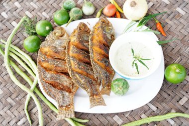 Top View Çıtır Balığı, çeşitli sebzelerle birlikte yerel tabakla servis yapmaya hazır.