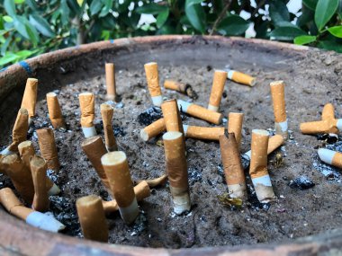 Sigara izmaritleri insanların sigara içip bir sürü kül tablasını attığı, uyuşturucu bağımlılığı kavramı akciğer hastalığı ve kanser riskini göze alıyor..