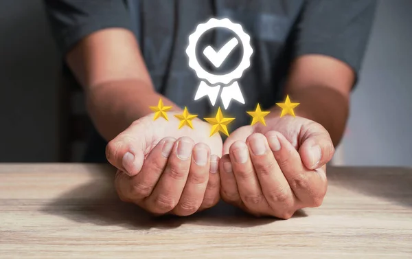 Erkeklerin elleri en üst hizmeti simgeler. 5 yıldız kalite güvencesi, garanti, standart, ISO sertifikası ve standart konsept.
