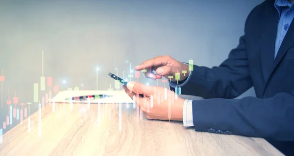 İş adamları planlama ve strateji için akıllı telefonları, borsayı, iş büyümesini, ilerlemeyi veya başarı fikirlerini kullanır. Bir işadamı ya da tüccar artan bir sanal hologram stoğunu gösteriyor. Ticarete yatırım