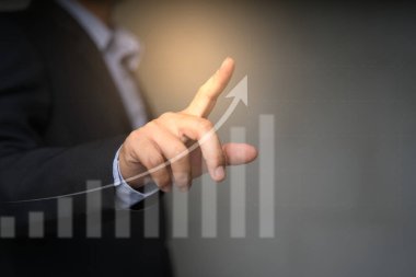 İş geliştirme başarıya ve büyüyen büyüme konseptine, İşadamı ok grafiğini işaret ederek şirketlerin gelecekteki büyüme planına